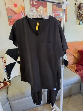 WonderWink Women's Black V-Neck Scrub Top with Pocket
